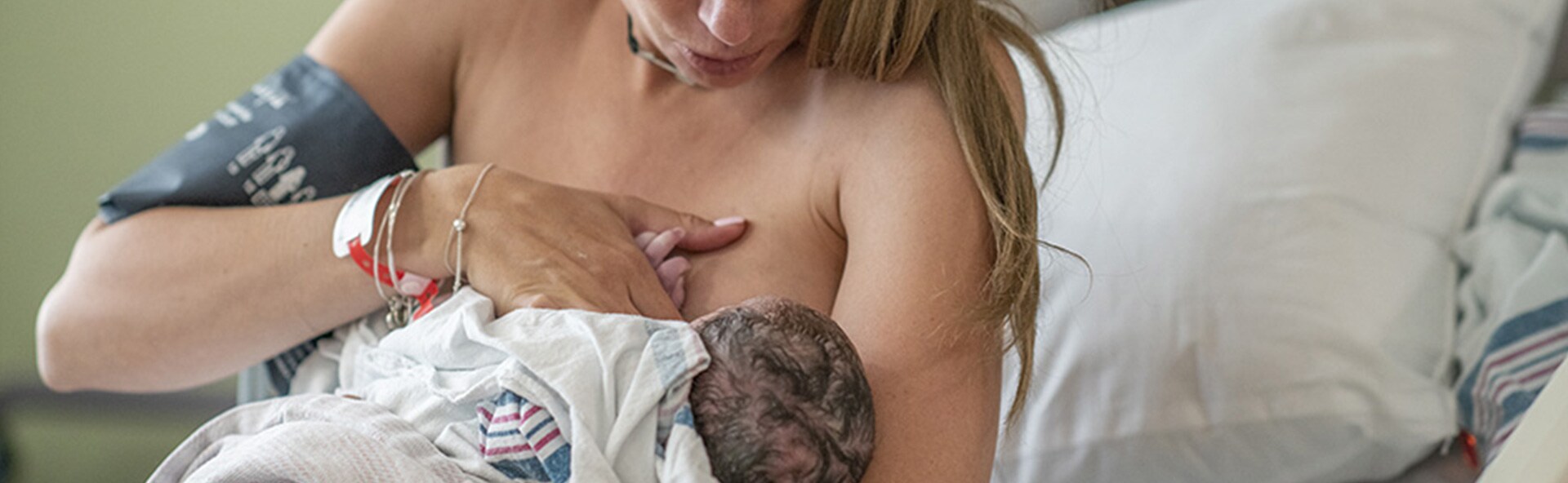Bébé qui tète le sein